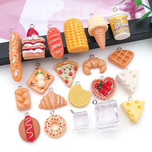 Macro-opname van diverse hars voedselhangers met metalen ringen voor DIY sieraden maken