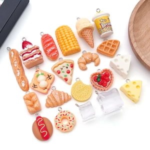 Detailopname van de hars voedselhangers inclusief popcorn en croissant met metalen haken
