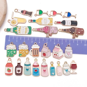Mix aus 25 Emaille-Weinflaschen und Becher-Anhängern für DIY-Schmuck mit Lineal