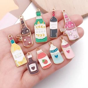 Mix aus 25 bunten Emaille-Getränkeflaschen-Anhängern mit Goldrand für DIY-Schmuck