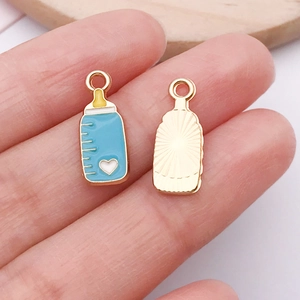 Details der blauen Babyflaschen-Emaille-Anhänger mit Herz für DIY-Schmuckherstellung