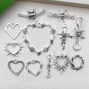 Colección de dijes de aleación plateada con forma de corazón y espinas para joyas DIY