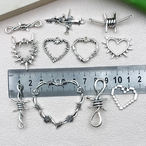 Set de colgantes góticos punk de plata con corazón y espinas para creación de joyas DIY