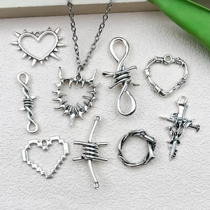 Colgantes de corazón espinas plata punk y amuletos góticos de aleación en tela blanca