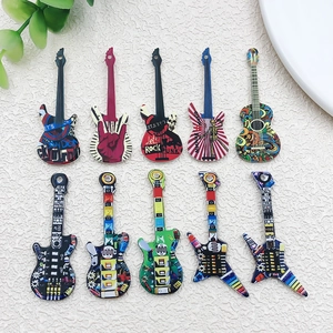 Nahaufnahme von zehn verschiedenen Acryl-Gitarrenanhängern für DIY-Schmuck und Basteln