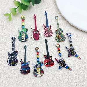 Draufsicht auf bunte Gitarren-Anhänger aus Acryl mit Graffiti-Druck für DIY-Schmuck