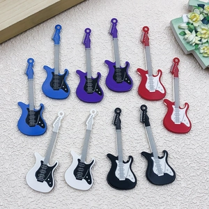 Makro-Detail von sortierten Acryl Gitarren-Anhängern für DIY Schmuck und Schlüsselanhänger