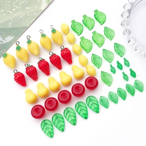 Dettaglio dei mini ciondoli in acrilico a forma di frutta per la creazione di gioielli DIY