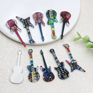 Flachbild von bunten Acryl-Gitarrenanhängern mit Rock- und London-Graffiti-Kunstdrucken