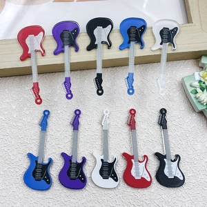 Makroaufnahme bunter Gitarrenanhänger aus Acryl in verschiedenen Formen für DIY-Schmuck