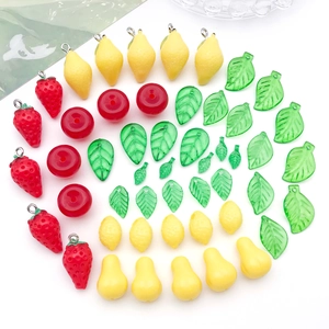 Vista piatta di mini ciondoli a forma di frutta in acrilico con anelli per gioielli