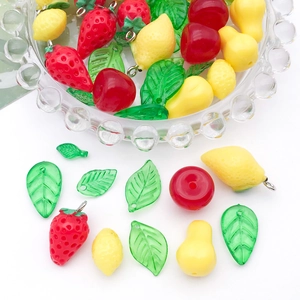 Dettaglio macro di ciondoli a forma di frutta in acrilico per gioielli fai-da-te