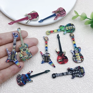 Bunte Acryl-Rock-Punk-Gitarrenanhänger mit Graffiti-Prints für DIY-Schmuckherstellung