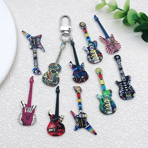 Set mit 10 bunten Acryl Gitarrenanhängern mit Punk-Rock-Prints und silbernen Metallverschlüssen