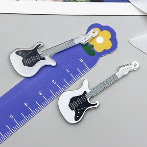 Detail von 5cm Gitarren-Acrylanhängern mit schwarz-weißem Druck für DIY-Schmuckherstellung