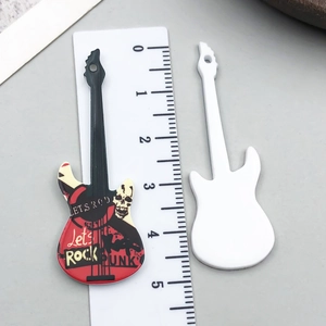 Vista dettagliata delle dimensioni del ciondolo per chitarra rock in acrilico con righello