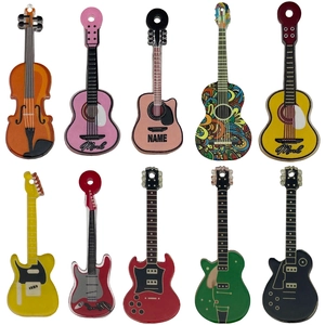 Set mit 10 bunten Acryl-Anhängern in Form von Gitarren und Violinen mit Retro-Mustern