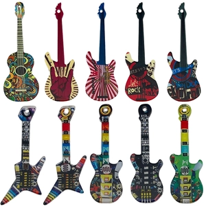 Detail van tien kleurrijke acryl gitaarhangers met retro rockmuziek ontwerpen