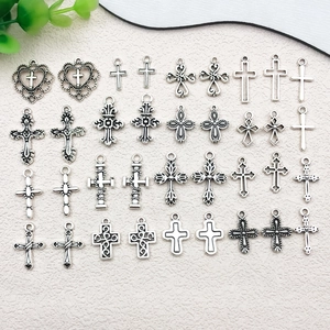 Detaillierte Sammlung von 28 verschiedenen Retro-Silber-Kreuzanhängern für DIY-Schmuck
