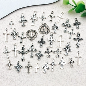 Draufsicht auf antike silberne Kreuzanhänger für DIY-Schmuck und Halsketten