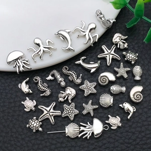 Detailopname van antieke zilveren zeedierkralen voor DIY sieraden maken projecten