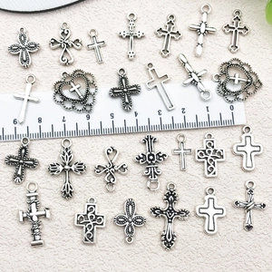 Vintage Silber Kreuzanhänger für DIY Schmuckherstellung mit Lineal zur Skalierung