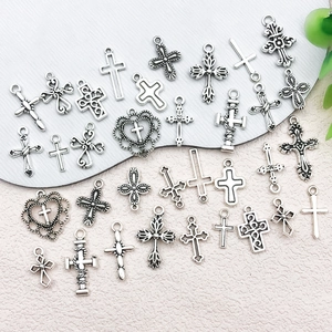 Sammlung von Kreuzanhängern aus antikem Silber für DIY-Schmuckherstellung und Handwerk
