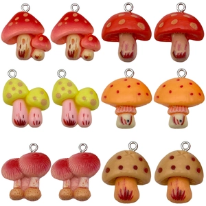 Bunte Pilz-Anhänger aus Harz in verschiedenen Farben mit silbernen Ösen für DIY-Schmuck