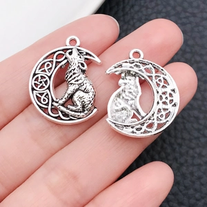 Détails des pendentifs loup et croissant de lune en argent avec motifs celtiques