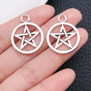 Détail macro du pendentif pentagramme en argent antique sur cuir sombre pour bijoux DIY