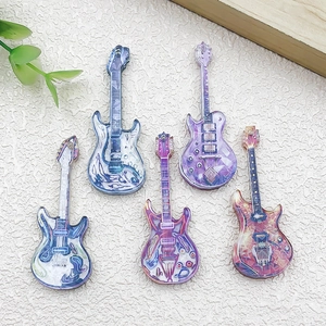 Detailweergave van kleurrijke acryl gitaarhangers voor DIY-sieraden en sleutelhangers