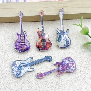 Set van vijf acryl gitaarhangers met kleurrijke UV-geprinte patronen voor DIY sieraden