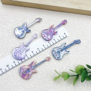 Irillerende acryl elektrische gitaar bedeltjes voor DIY sieraden en sleutelhangers