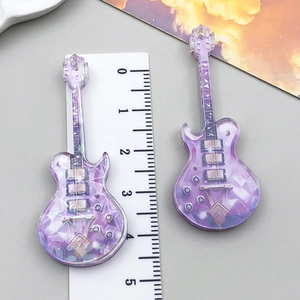 Detail van paarse acryl gitaarhanger met edelsteenslijping en een schaalverdeling