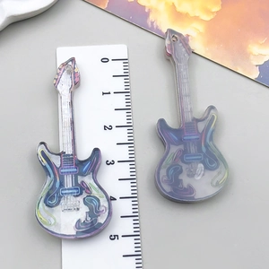 Detailweergave van kleurrijke acryl gitaarhangers met neonpatroon voor DIY-sleutelhangers