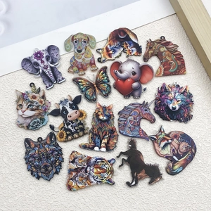 Flache Darstellung von kunstvollen Acryl-Anhängern mit bunten Mustern für DIY-Schmuck