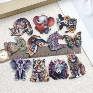 Bunte Acryl-Tieranhänger wie Schmetterling und Elefant für die DIY-Schmuckherstellung