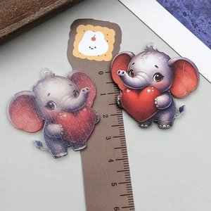 Detail von Acryl-Elefanten-Anhängern mit Herzen und Maßband zur Größenbestimmung
