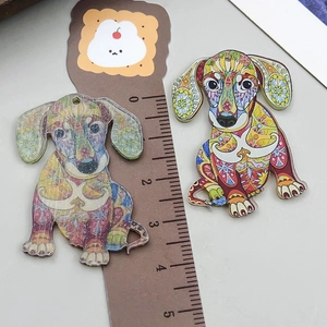 Detail von Dackel-Acryl-Anhängern mit bunten Mandala-Mustern für DIY-Schmuckherstellung