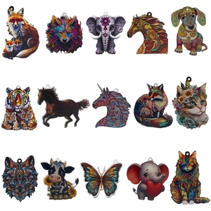 Verschiedene bunte Acryl-Tieranhänger wie Schmetterling und Elefant für DIY-Schmuck