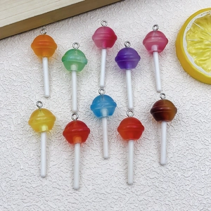 Gros plan de breloques sucettes colorées en résine avec crochets pour bijoux DIY