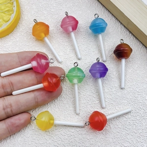 Pendentifs sucettes colorés en résine pailletée pour bijoux DIY et porte-clés sur fond