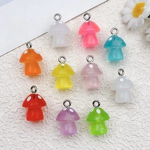 Colgantes de setas en resina de colores con purpurina para creación de joyas artesanales