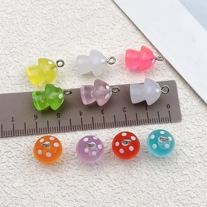 Set de 10 colgantes de setas coloridas de resina luminosa con lunares para joyería DIY