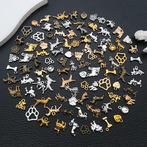 Détail de breloques en alliage sur le thème du chien avec des formes d'os, de patte et de cœur