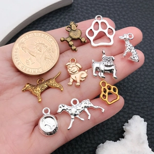 Macro détaillée de breloques de chiens vintage et de pattes pour bijoux faits main