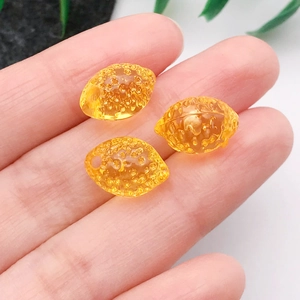 Detail van amber oranje acryl kralen met getextureerd oppervlak voor DIY-sieraden