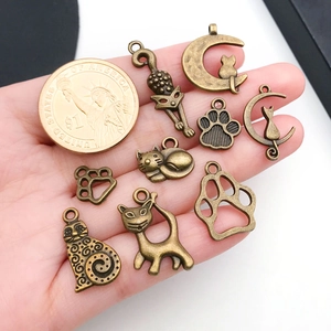 Detail van vintage bronzen kattenhangers van legering met munt als schaalmodel