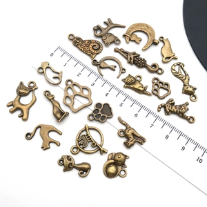 Vintage bronzen kattenhangers collectie voor DIY sieraden maken met diverse poses