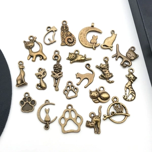 Detail van vintage bronzen kattenhangers en pootafdrukken voor doe-het-zelf sieraden